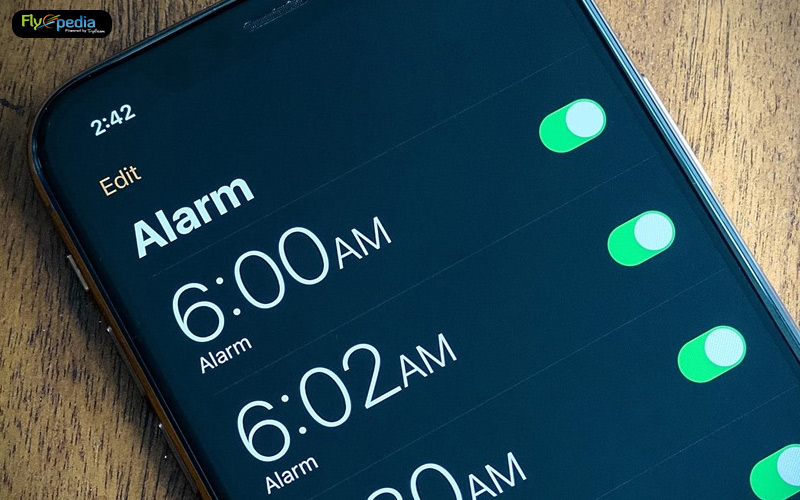 Set-Alarm-on-your-Phone-Safe Sleep At An Airport